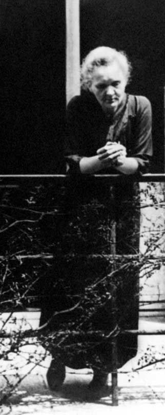 Marie Curie sur la terrasse du Laboratoire Curie  l'Institut du Radium en 1934.